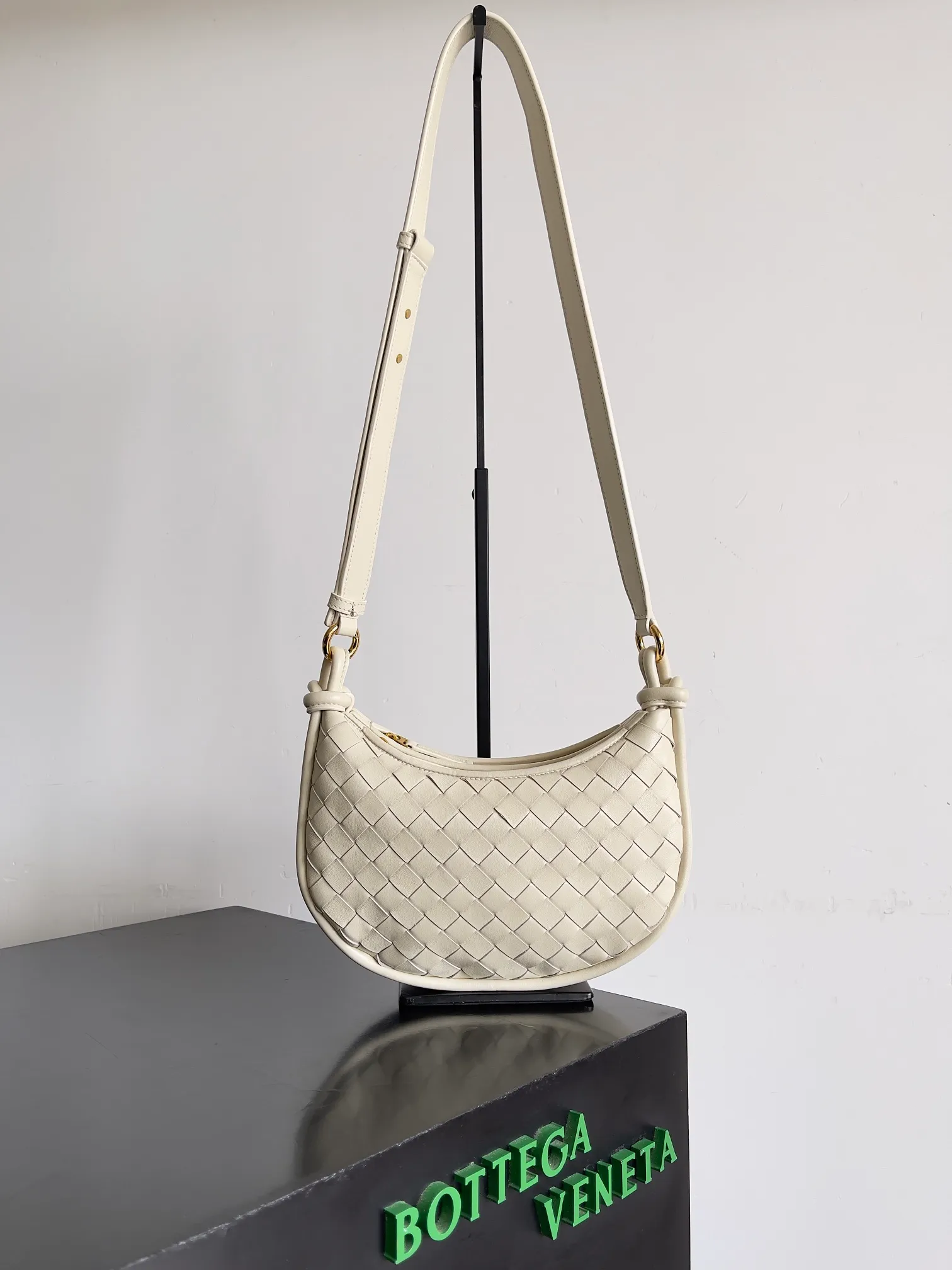 Batch 1720 BOTTEGA VENETA’s new GEMELLI MESSENGER bag Today I want to give you a super invincible and practical crossbody bag, Gemelli·Messenger This bag not only looks simple and elegant, but also has perfect practicality! The light design and lightweight body make it easy to carry whether you are shopping or traveling, making you more mobile! In fact, the shoulder strap is detachable, and you can DIY it by yourself to replace it with a chain or short armpit shoulder strap. Moreover, this shoulder strap will be wider, making it more comfortable to carry on your body! up! up! Style number: 796638 Size: 26*15*8cm